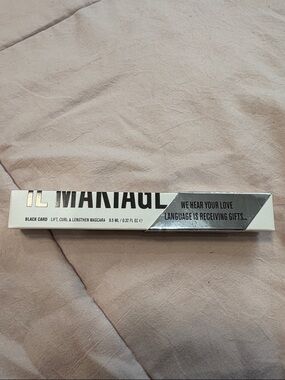 IL MAKIAGE Mascara in Black and White Packaging